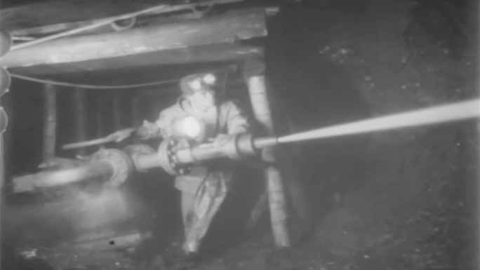 50年代煤矿工人采煤视频