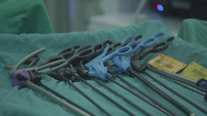 手术室内各种手术刀手术器具