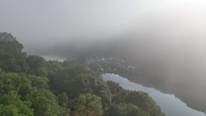 浓雾中的湖边露营地