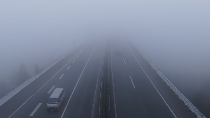 浓雾中高速公路车流