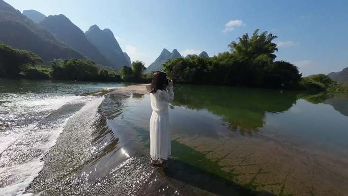 桂林山水阳朔水面穿越机拍摄环绕水流