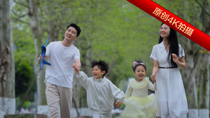 一家人公园露营 四口之家在公园玩耍
