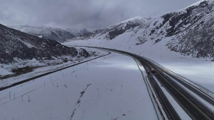 西藏旅行雪景公路航拍