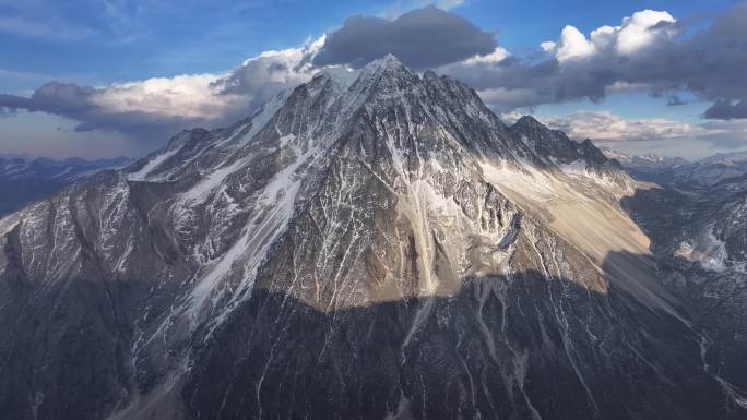 4K航拍甘孜亚拉雪山