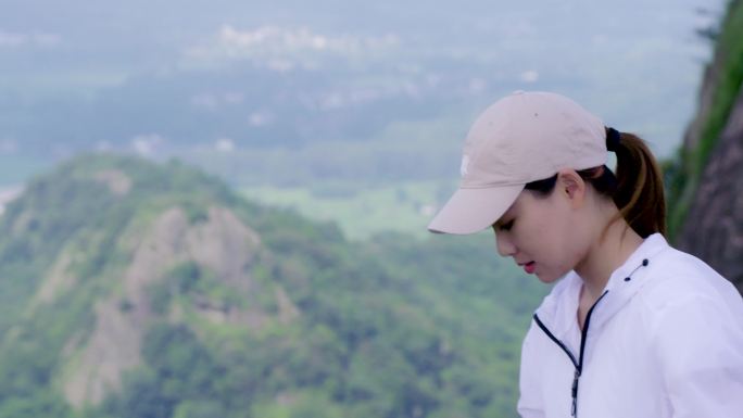 美女登山登高望远一个人旅行登高望远