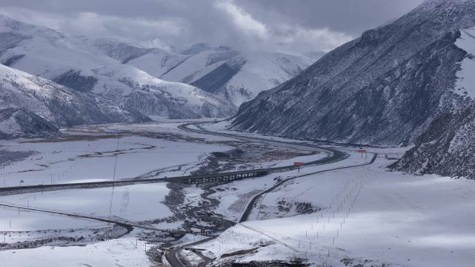 西藏旅行雪景公路航拍缓慢环绕视频