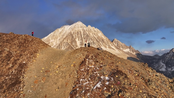4K航拍甘孜亚拉雪山求婚