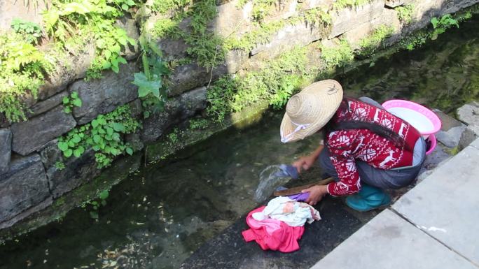 河边洗衣服的妇女