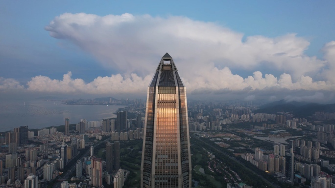 蓝天白云下的深圳平安国际金融中心大厦