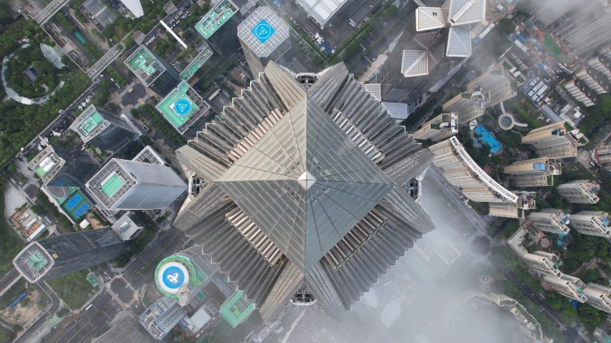 蓝天白云下的深圳平安国际金融中心大厦