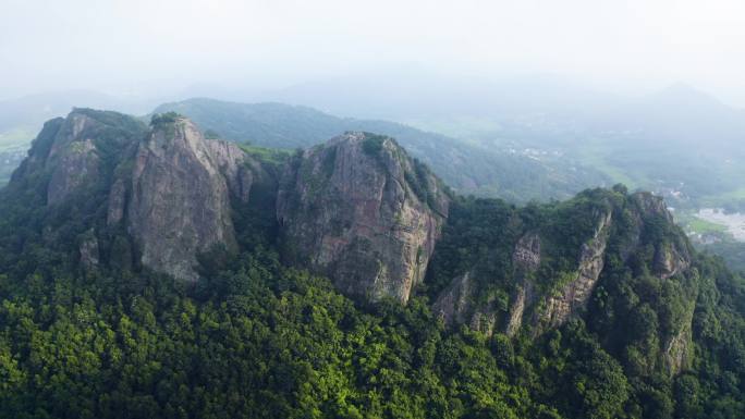 一群登山人山顶欢呼笔架山皖南山区