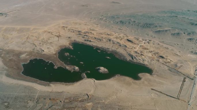 新疆哈密：戈壁深处惊现“水上”雅丹景观