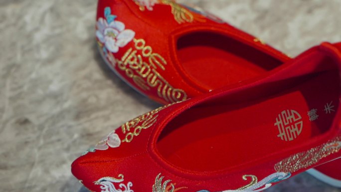 中式刺绣秀禾鞋子