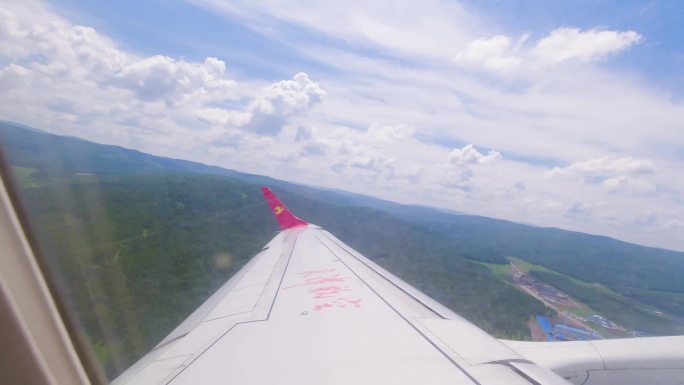 飞机起飞滑行 飞机窗外云彩