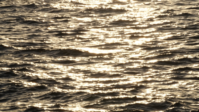 金黄色的海波纹日出傍晚