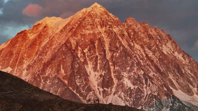 4K航拍甘孜亚拉雪山日照金山