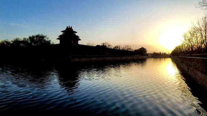 延时北京故宫东北角楼和护城河日落时分景象