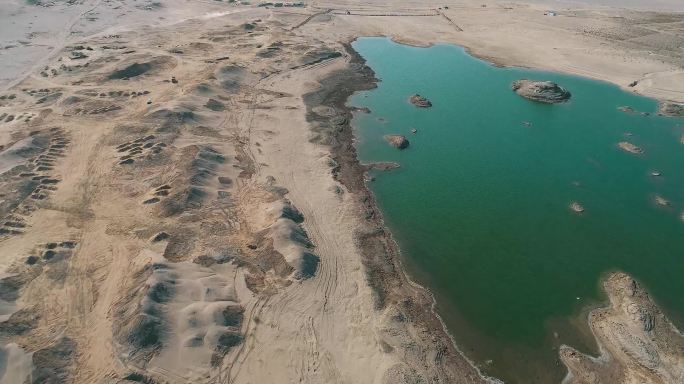 新疆哈密：戈壁深处惊现“水上”雅丹景观