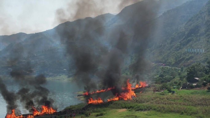 江边山火