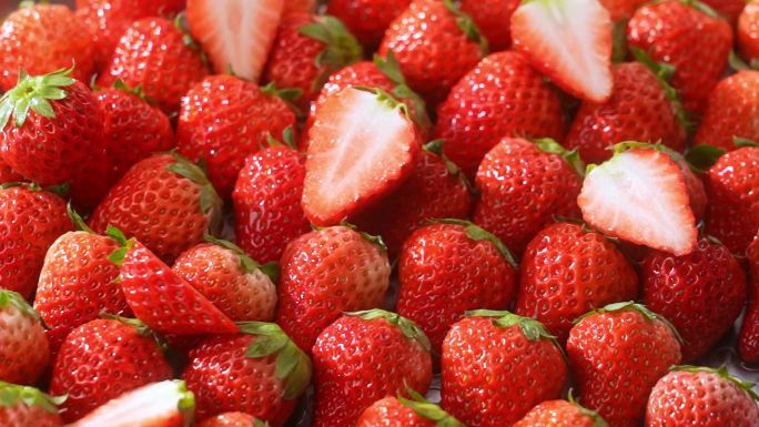 一堆新鲜的草莓里几颗草莓升格滚落
