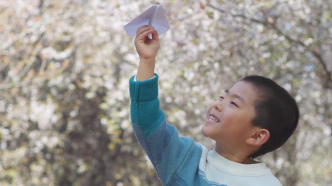 小朋友放风筝玩风车做鬼脸