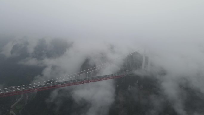 云海中的矮寨大桥