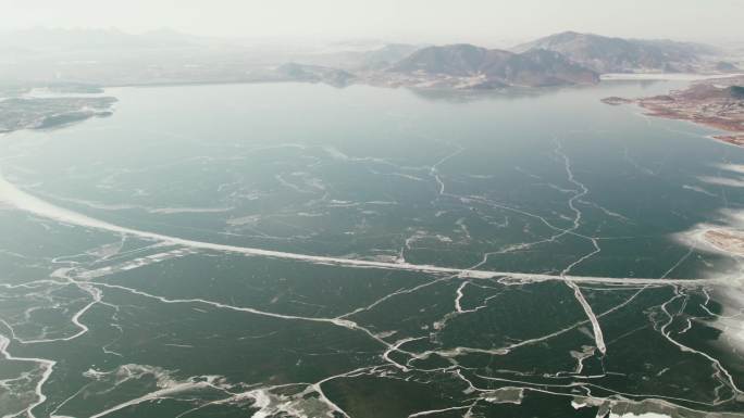 4K航拍冰湖溜冰秦皇岛洋河水库