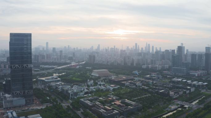 深圳南山区一湾臻邸日落城市风光车流