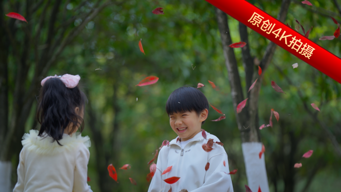 小孩快乐玩耍 姐弟在公园里玩耍