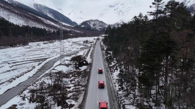 西藏旅行越野车自驾航拍雪山公路跟随视频