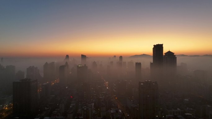 城市市中心日出平流雾航拍
