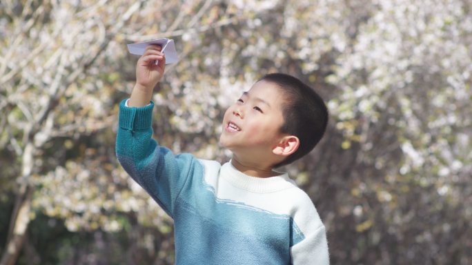 小朋友放风筝玩风车做鬼脸