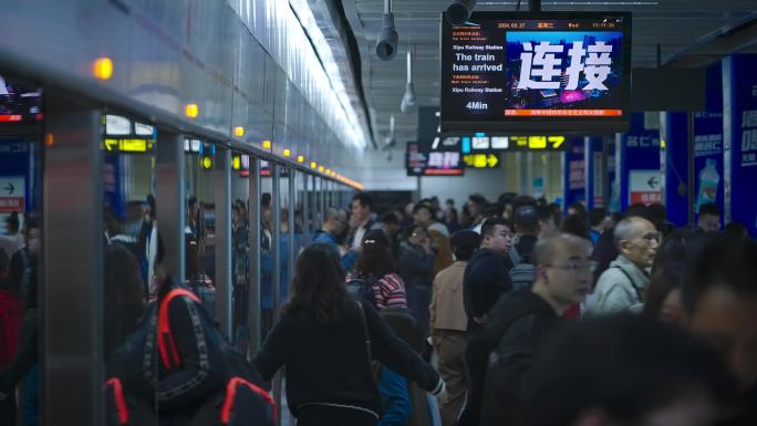 地铁车厢内人流乘坐地铁地铁高峰期公共交通