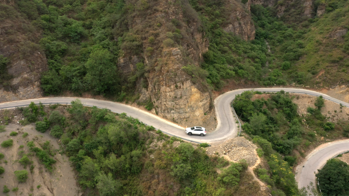 太行山弯曲山路汽车行驶 航拍