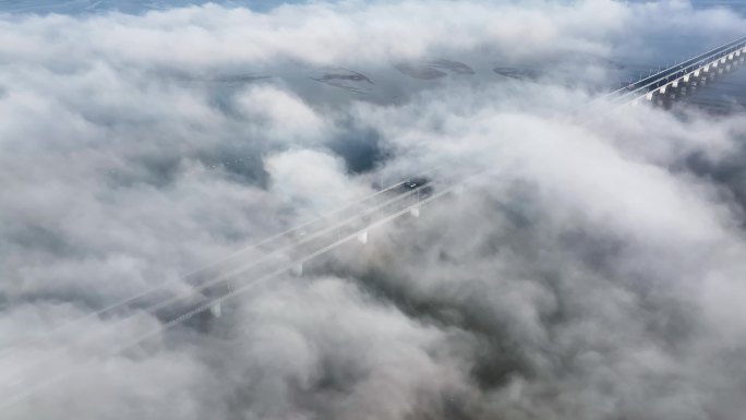云雾下的厦漳大桥4K航拍-2