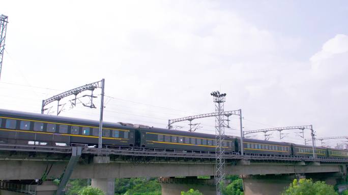 DX381绿皮火车铁路运输普通列车电气化