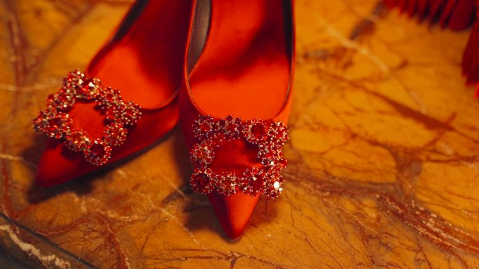 红色婚鞋装饰摆拍