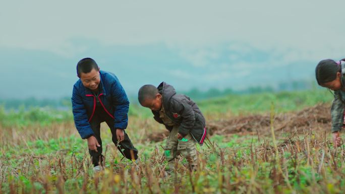 原创实拍_大山留守儿童干农活