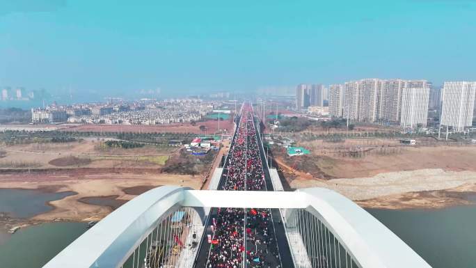 航拍“走复兴大桥·看南昌变化”迎新健步行