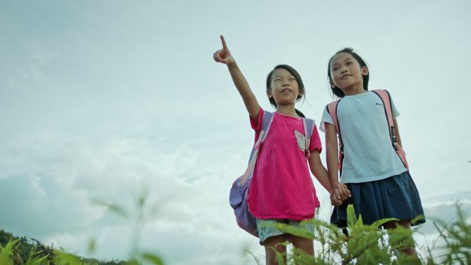 实拍青少年留守孩子遥望放学童年