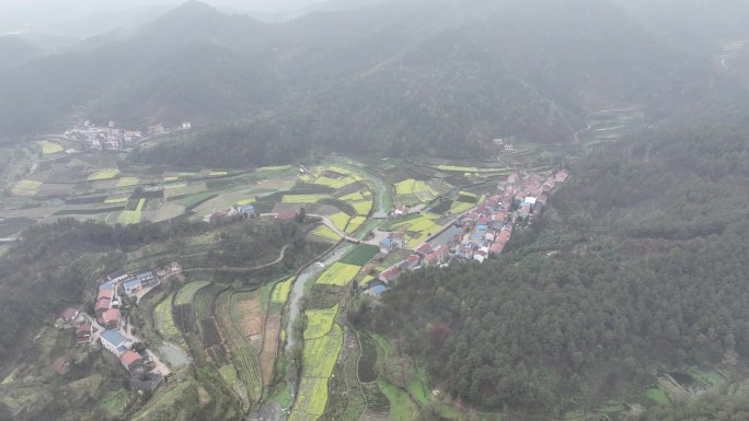 云雾飘渺的大山山谷的风景4k航拍