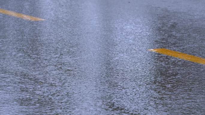 阴雨天 雨点掉在路面