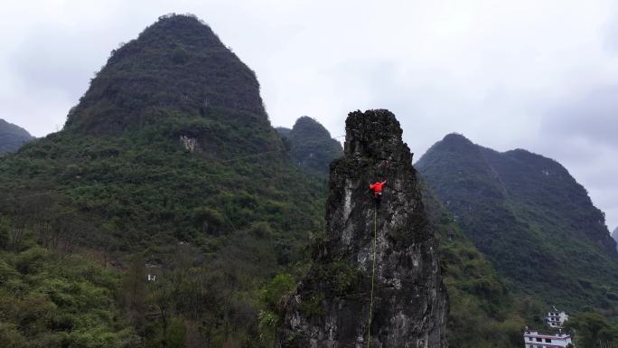 航拍广西桂林阳朔岩壁上的攀岩爱好者