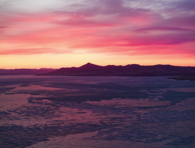 冰湖湖面日落夕阳水库