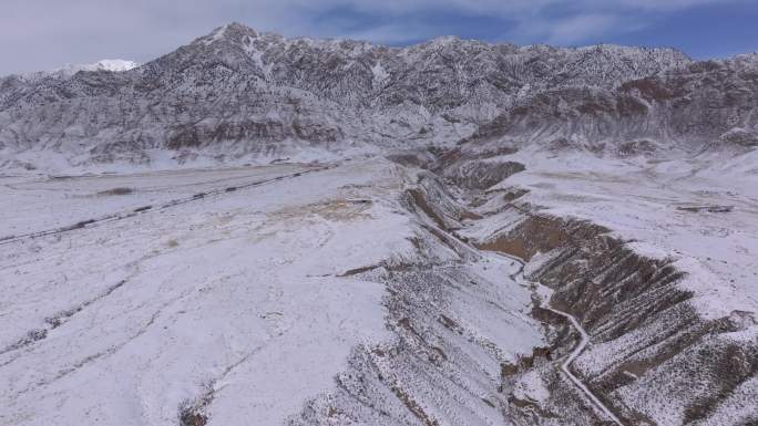 冬季青藏高原祁连山脉山峰雪景航拍雪山