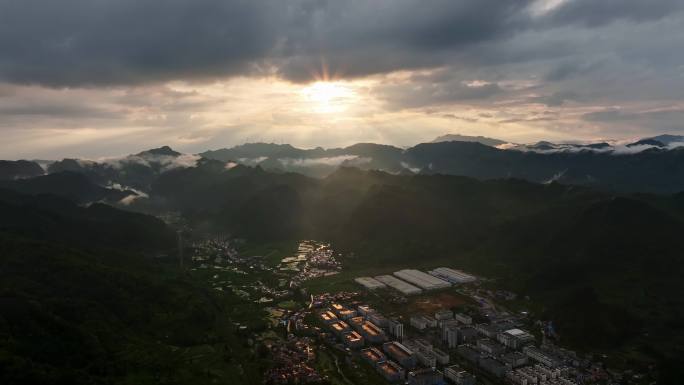 阳光照射大地云贵高原云雾夕阳