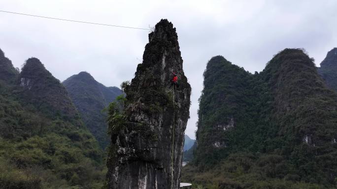 航拍广西桂林阳朔岩壁上的攀岩爱好者