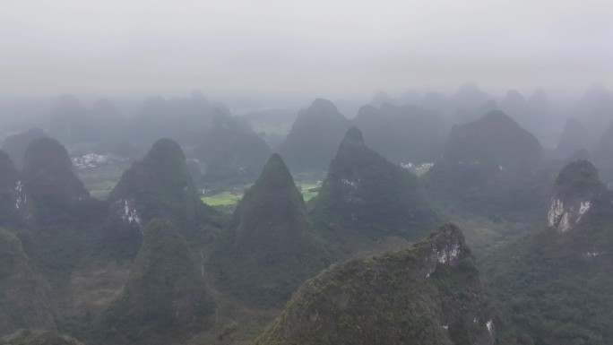 广西桂林航拍云雾中的阳朔群山风光