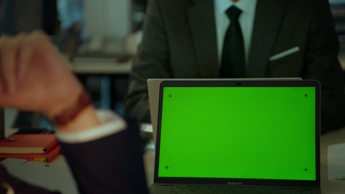 实拍电脑绿幕抠图商务会议谈判