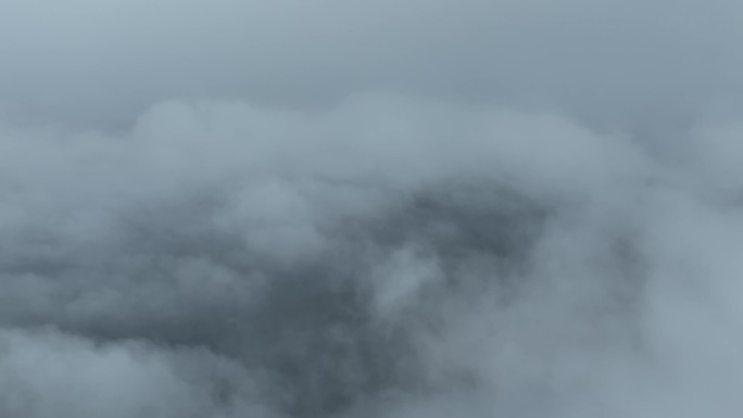 阴雨天气下的大山风景4k航拍